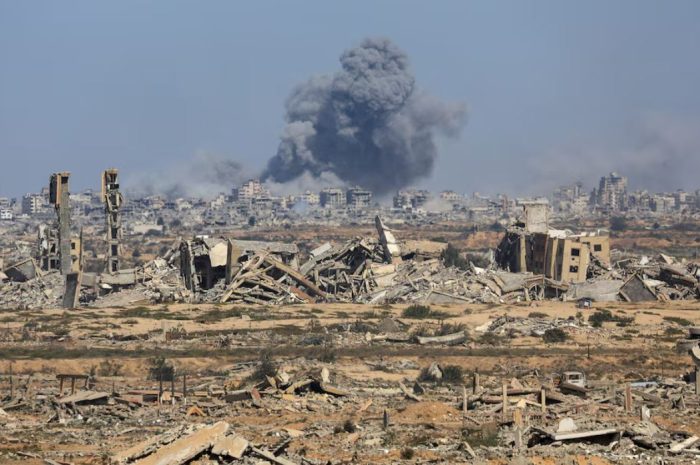 Израиль бомбит дома в Газе; ХАМАС отвечает на предложение Трампа