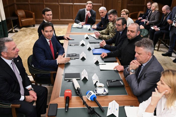 США и Украина во Флориде: прогресс в мирных переговорах, но путь вперед остаётся долгим